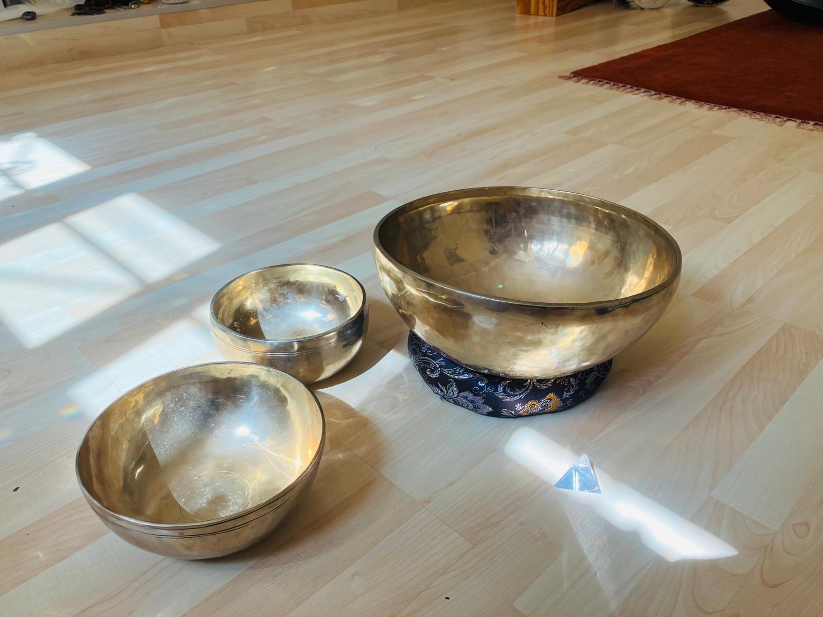 Bols chantants utilisés pour la méditation sonore à Mies