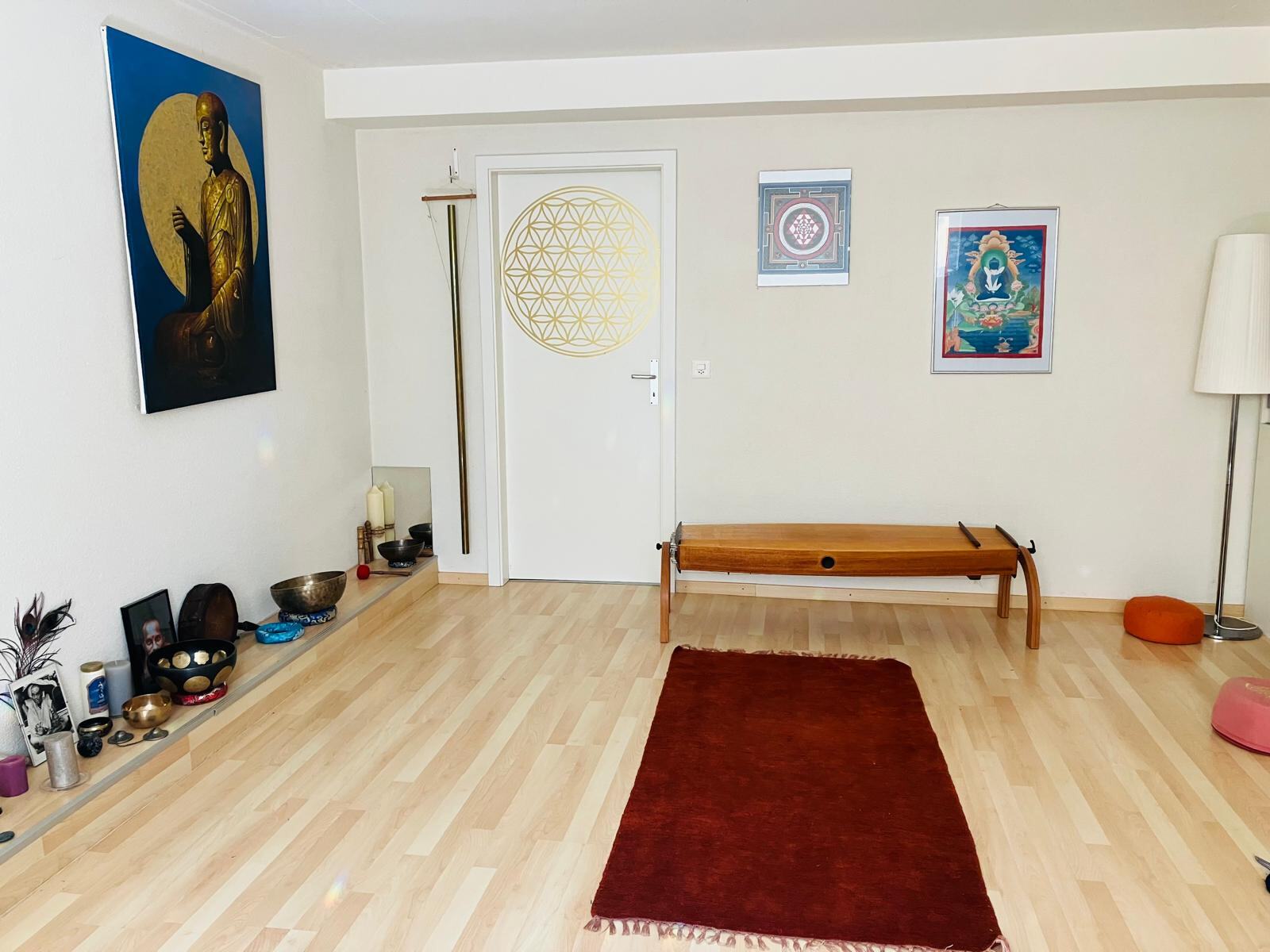 Salle de musicothérapie à Mies avec monocorde, tapis et instruments sonores